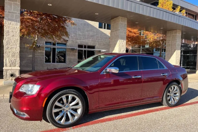 2019 Chrysler 300 Limited photo 1