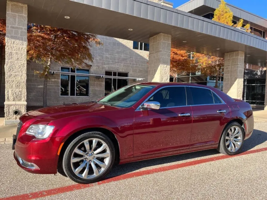 2019 Chrysler 300 Limited photo 1