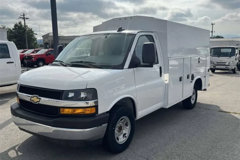 2025 Chevrolet Express Cutaway 3500 photo 1