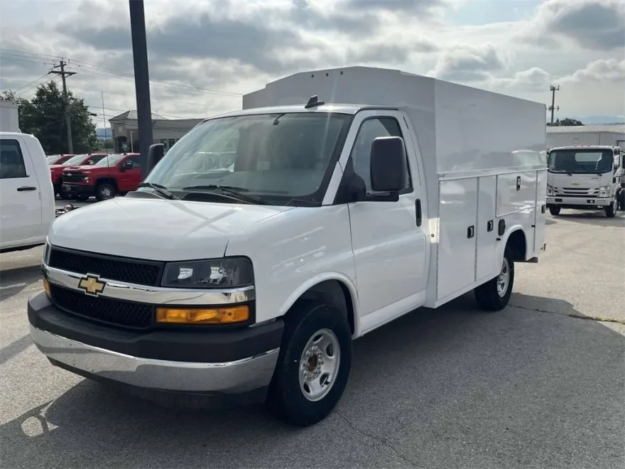 2025 Chevrolet Express Cutaway 3500 photo 1