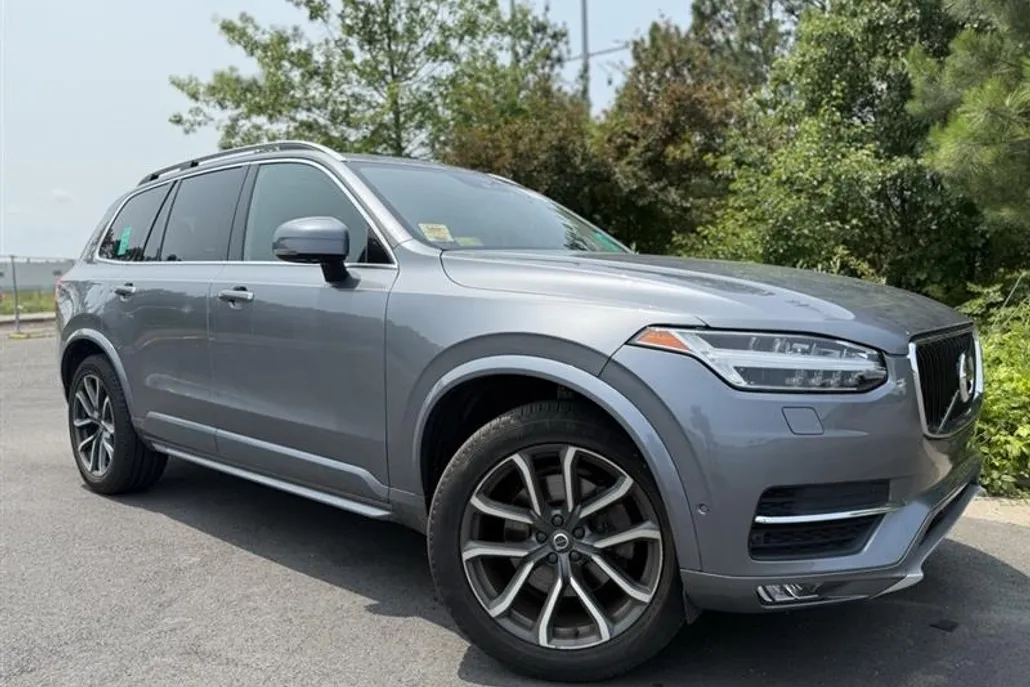 2016 Volvo XC90 T6 Momentum photo 1
