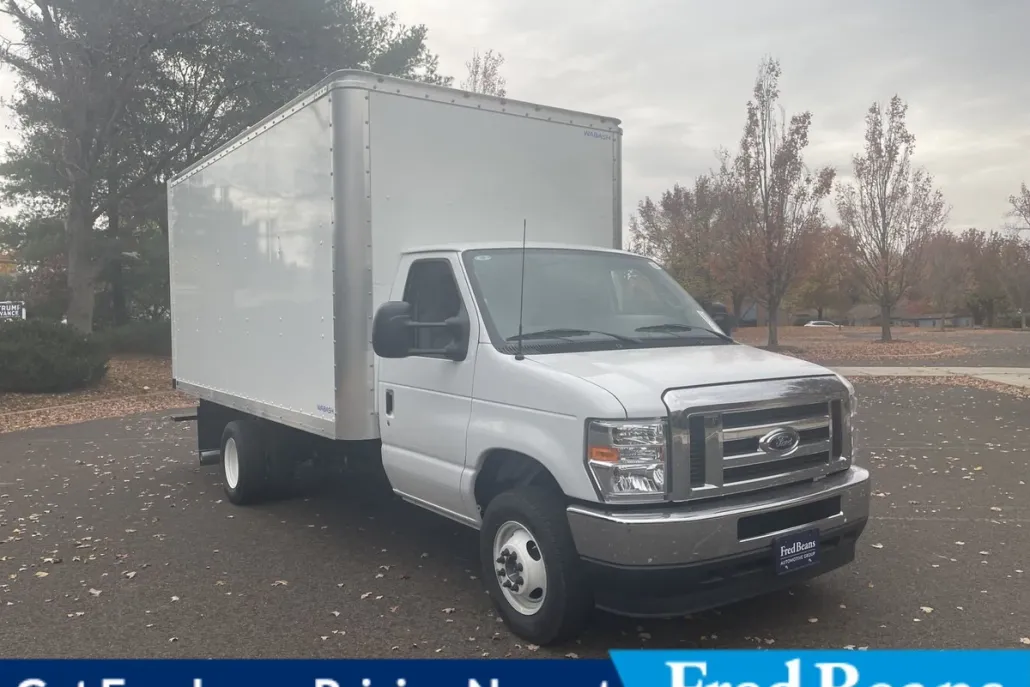 2025 Ford E-450 Cutaway photo 1