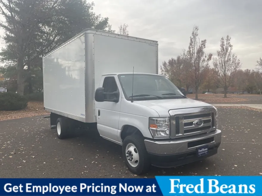 2025 Ford E-450 Cutaway photo 1