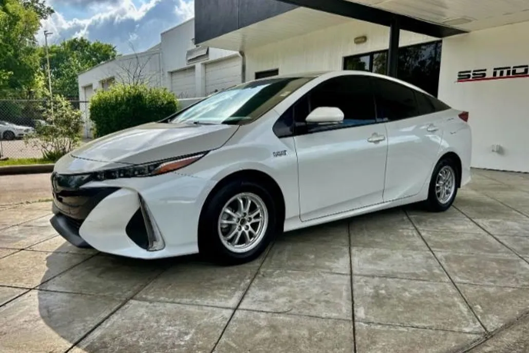 2019 Toyota Prius Prime Plus photo 1