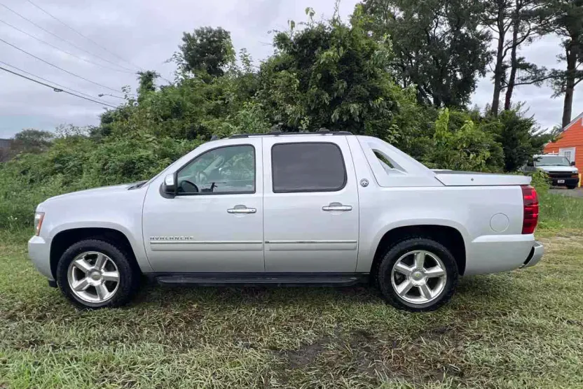 2013 Chevrolet Avalanche LTZ photo 1