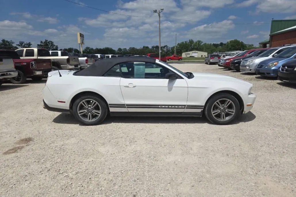 2010 Ford Mustang V6 Premium photo 1