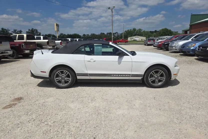 2010 Ford Mustang V6 Premium photo 1