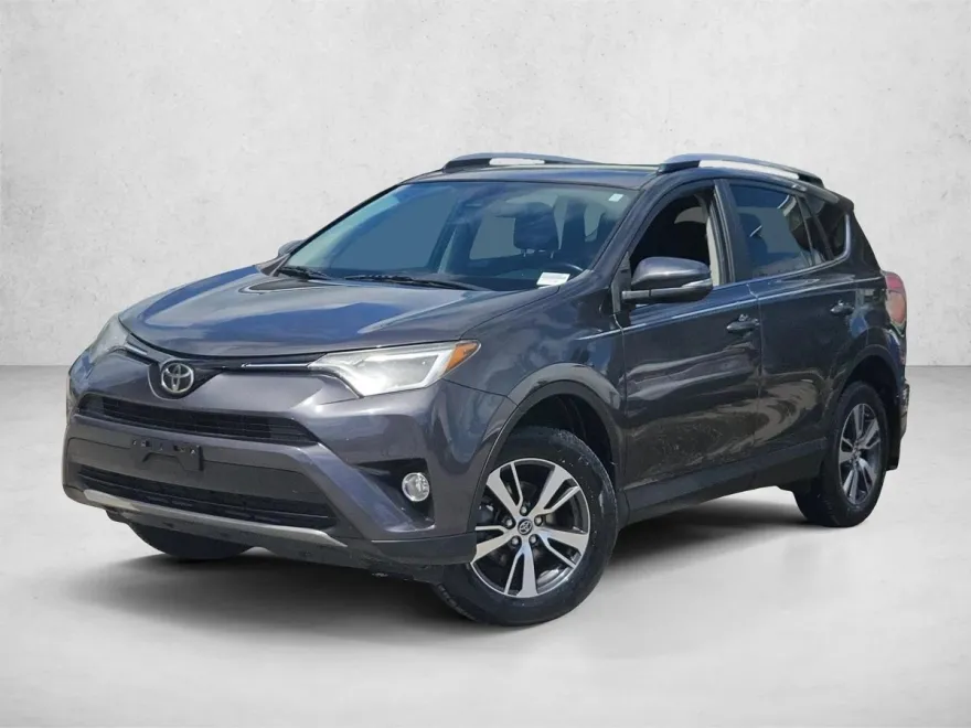2017 Toyota RAV4 XLE photo 1