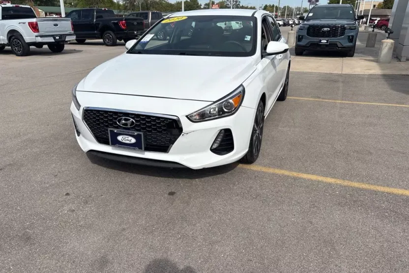 2020 Hyundai Elantra GT Base photo 1