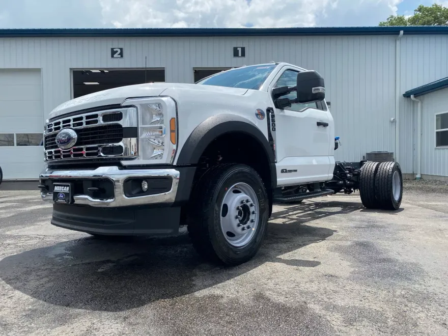 2025 Ford F-600 photo 1