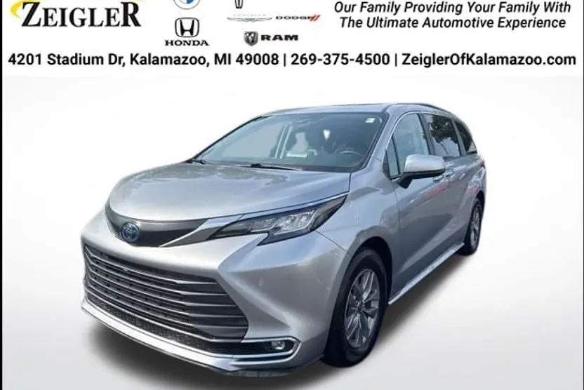 2022 Toyota Sienna XLE photo 1