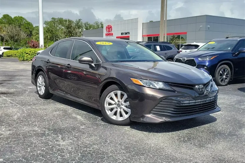 2019 Toyota Camry LE photo 1
