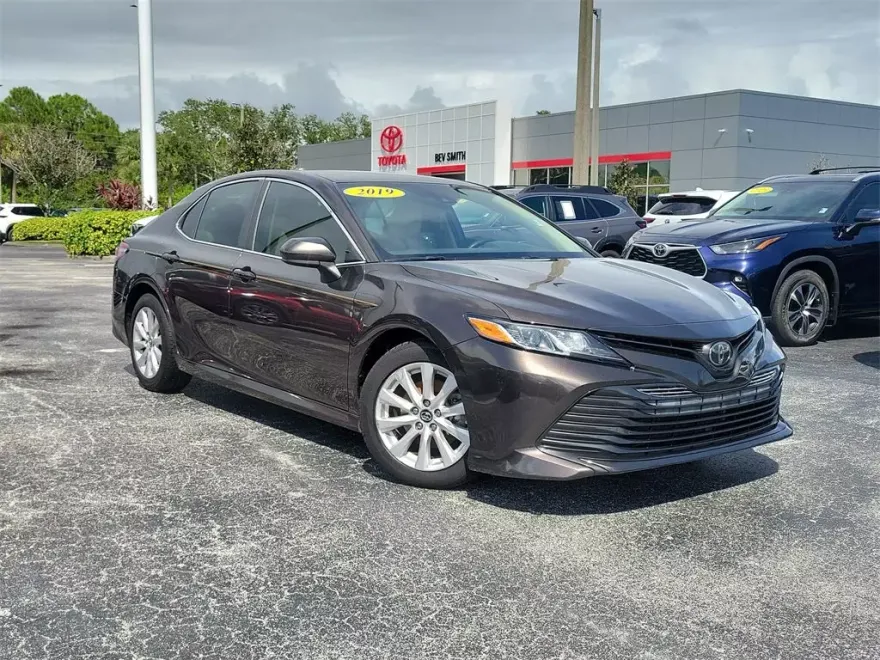 2019 Toyota Camry LE photo 1