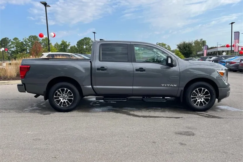 2023 Nissan Titan SV photo 1