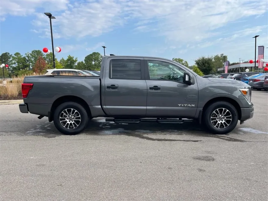 2023 Nissan Titan SV photo 1