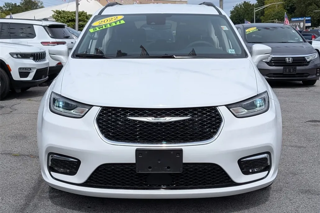 2022 Chrysler Pacifica Touring L photo 1
