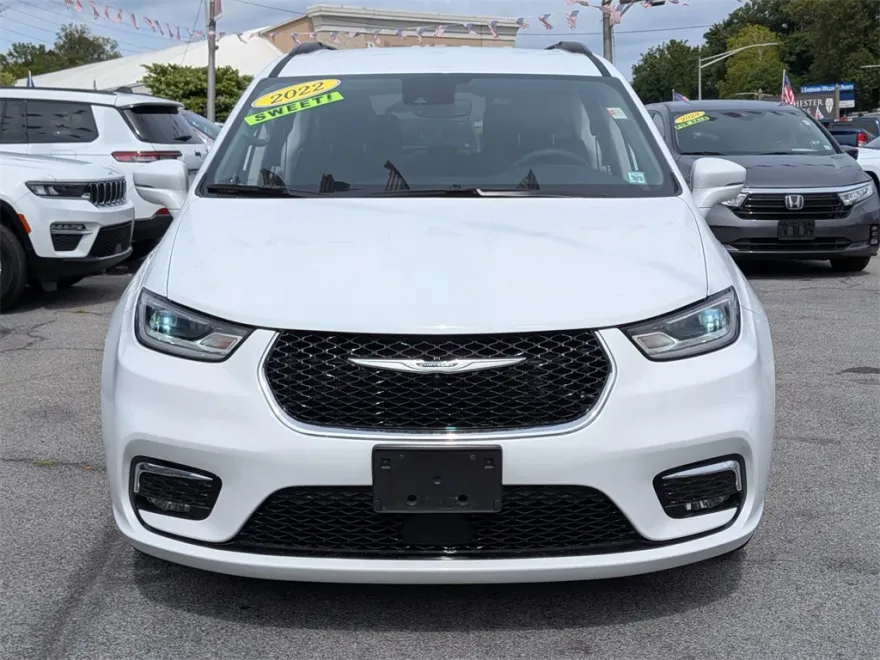 2022 Chrysler Pacifica Touring L photo 1