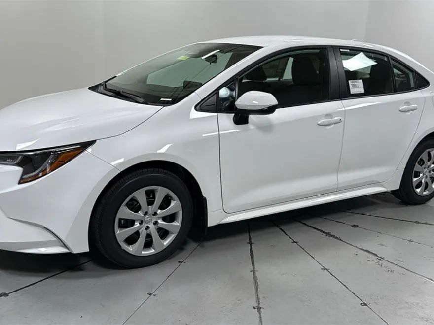 2026 Toyota Corolla LE photo 1