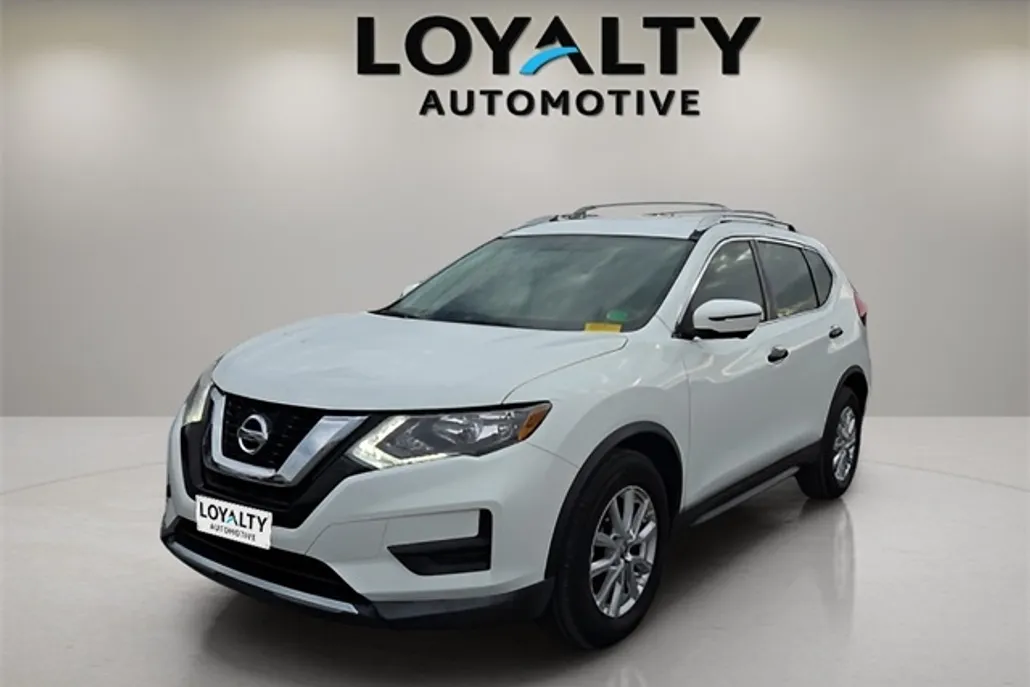 2017 Nissan Rogue SV photo 1