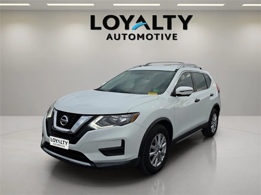 2017 Nissan Rogue SV photo 1