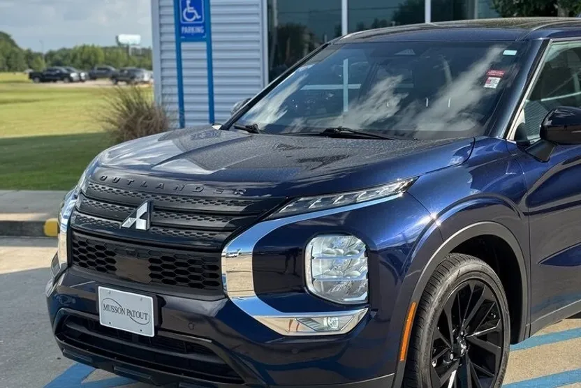 2022 Mitsubishi Outlander Black Edition photo 1