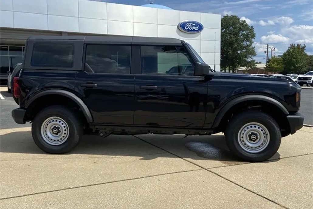 2025 Ford Bronco Base photo 1