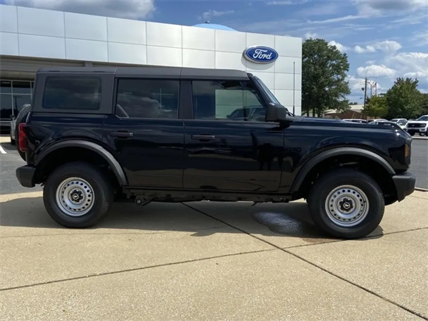 2025 Ford Bronco Base photo 1