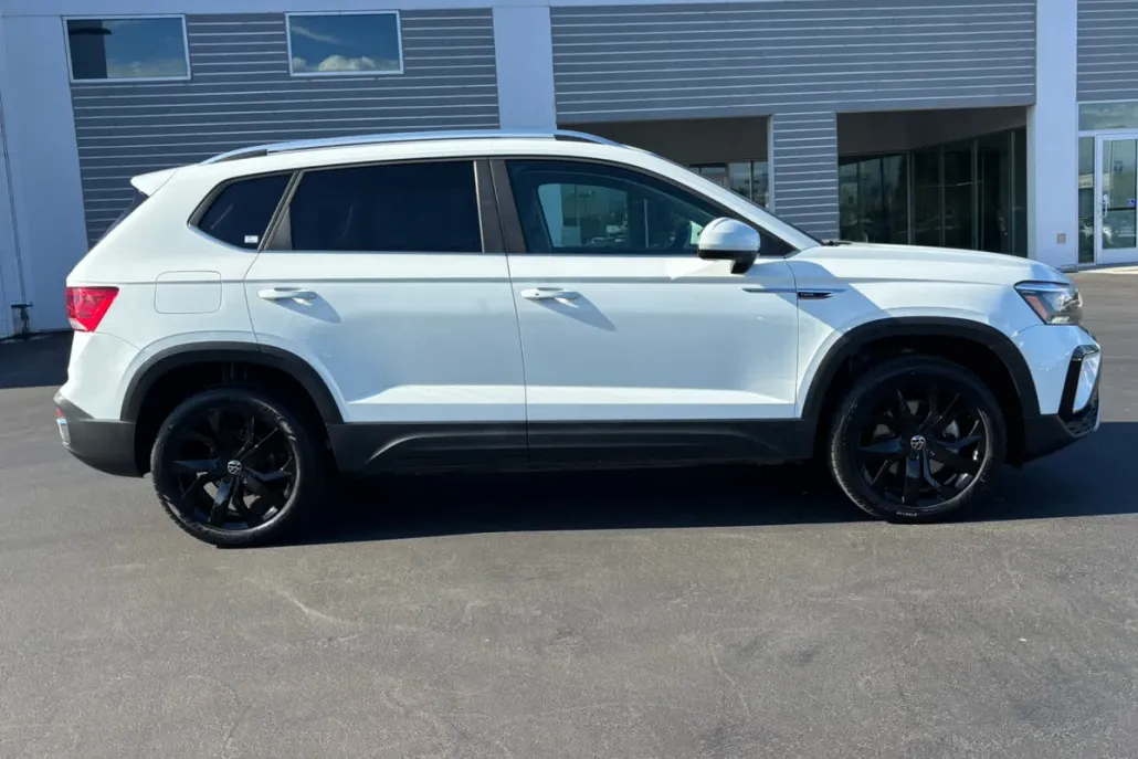 2023 Volkswagen Taos SE photo 1