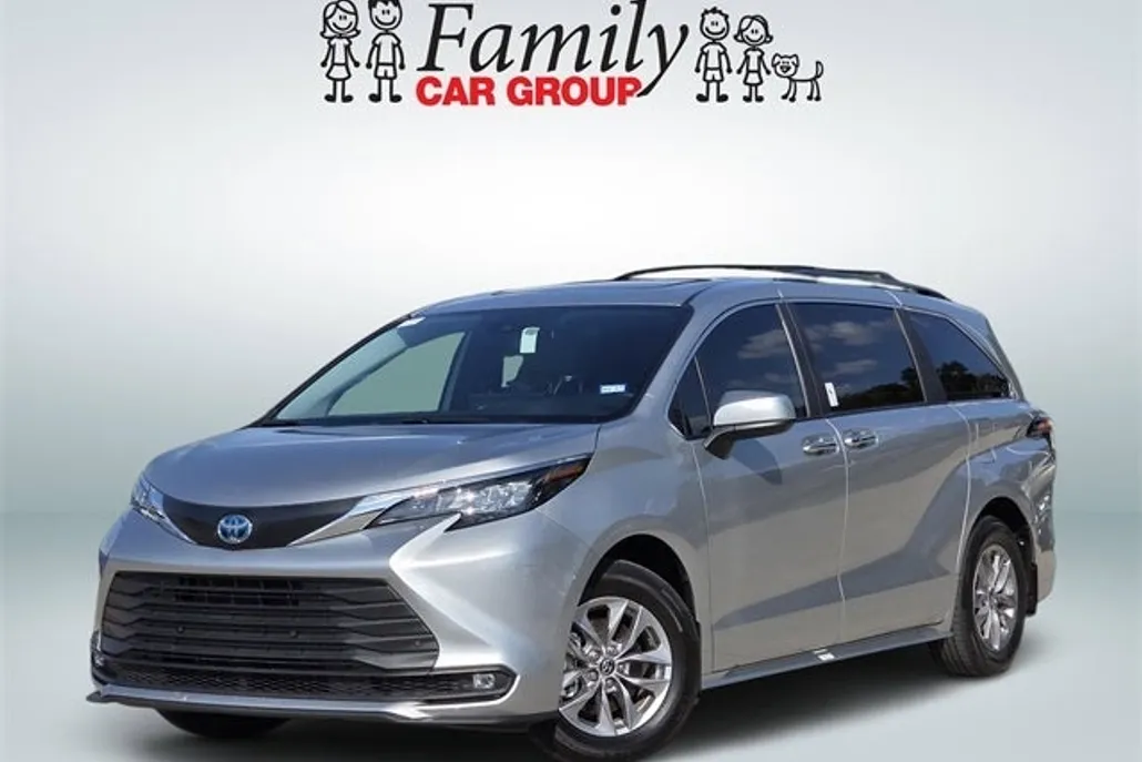 2025 Toyota Sienna XLE photo 1