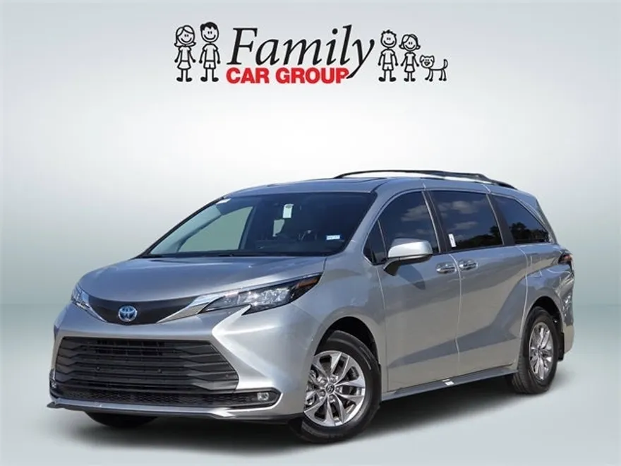2025 Toyota Sienna XLE photo 1