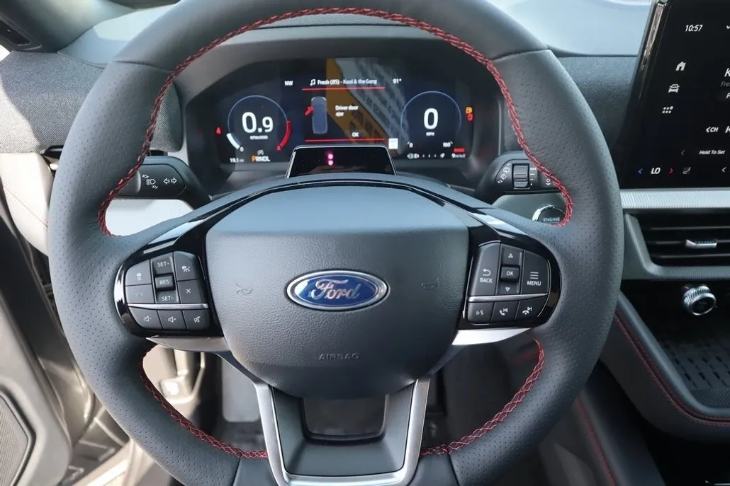 2025 Ford Explorer ST-Line photo 1