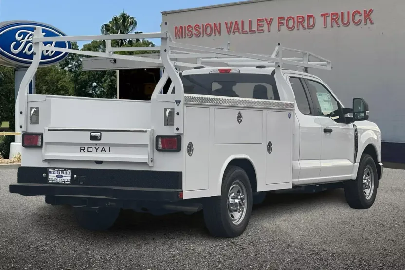 2025 Ford F-350 photo 1