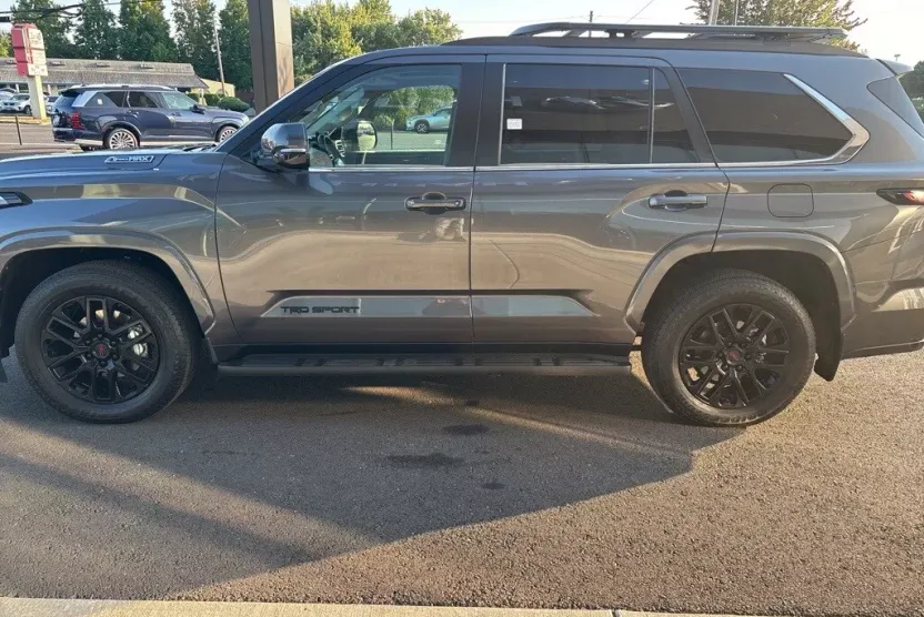 2024 Toyota Sequoia SR5 photo 1