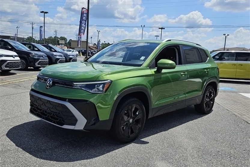2025 Volkswagen Taos SE photo 1