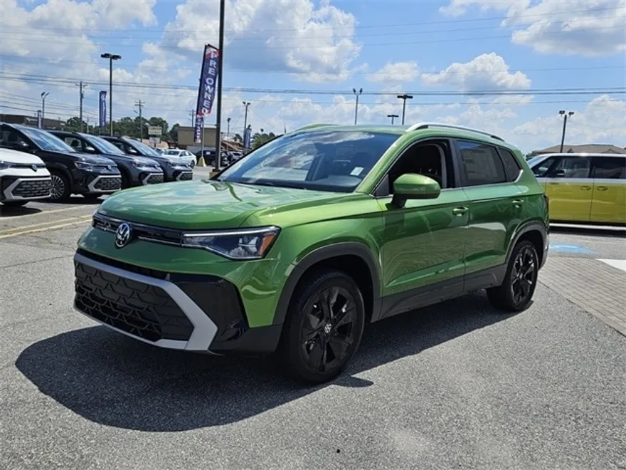2025 Volkswagen Taos SE photo 1
