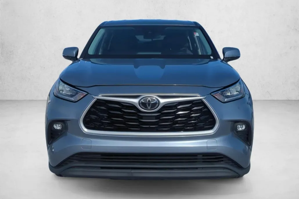2020 Toyota Highlander LE photo 1