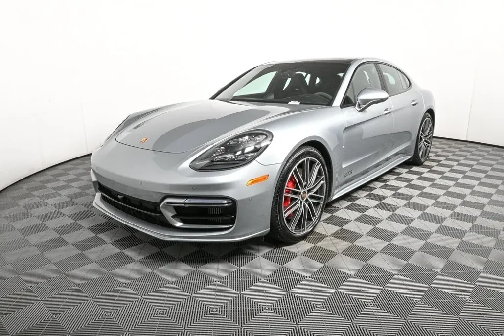 2021 Porsche Panamera GTS photo 1
