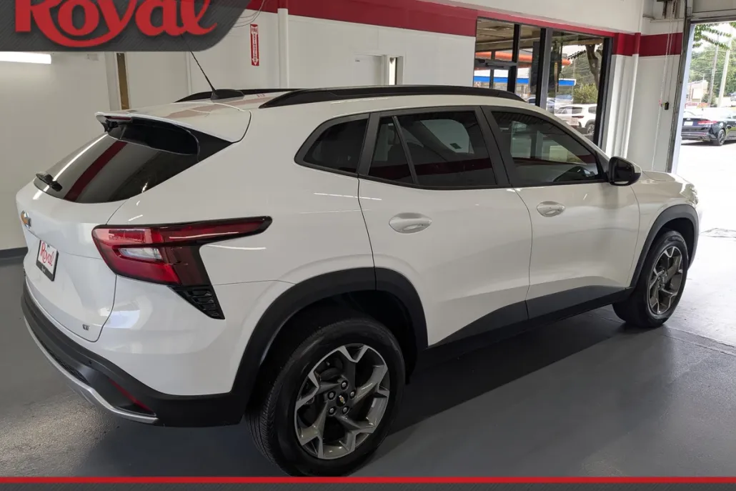 2024 Chevrolet Trax LT photo 1