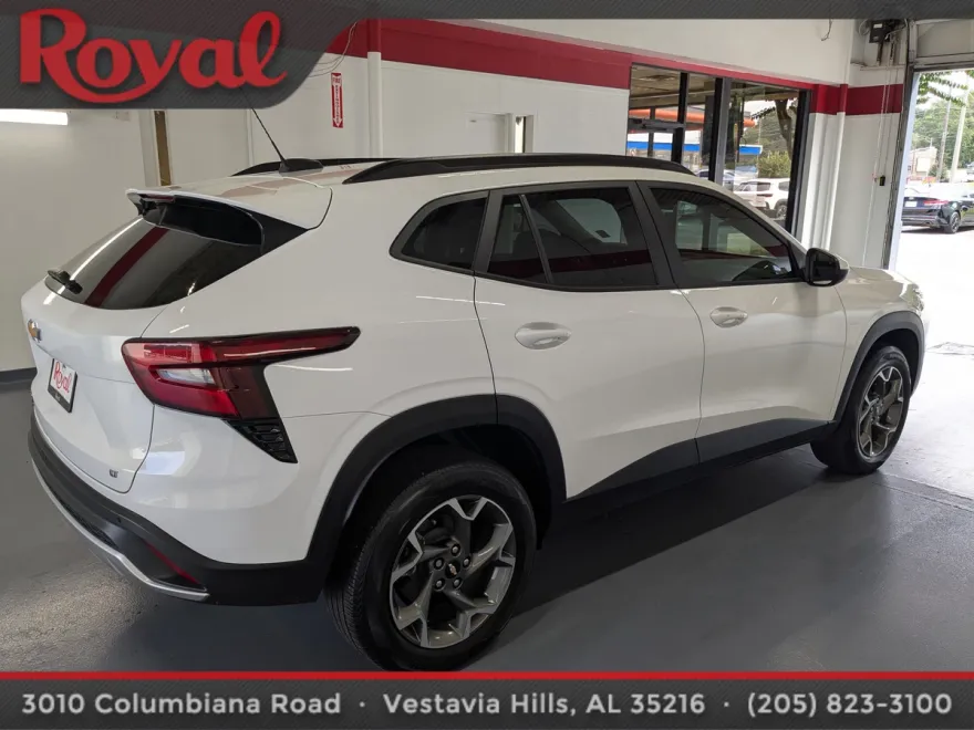 2024 Chevrolet Trax LT photo 1