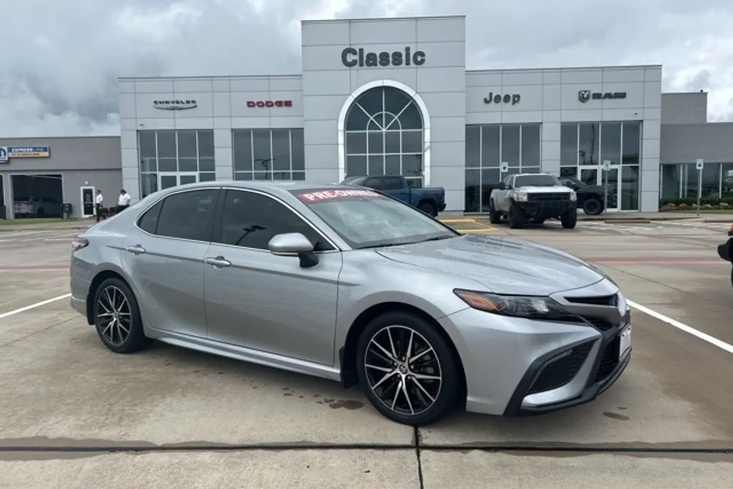 2024 Toyota Camry Hybrid SE photo 1