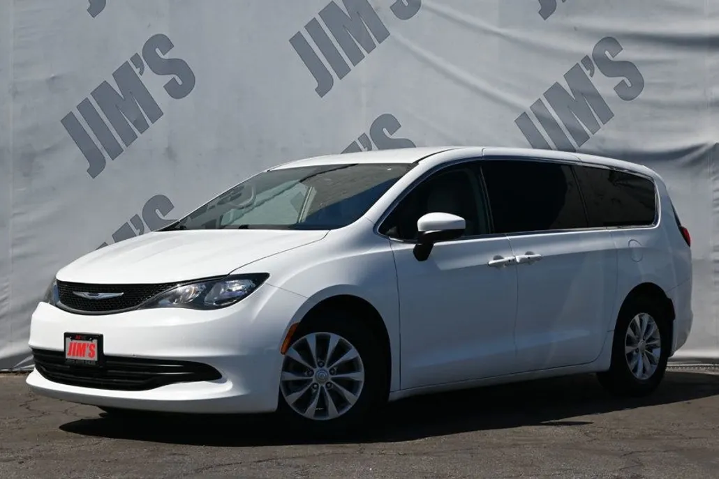 2017 Chrysler Pacifica Touring photo 1
