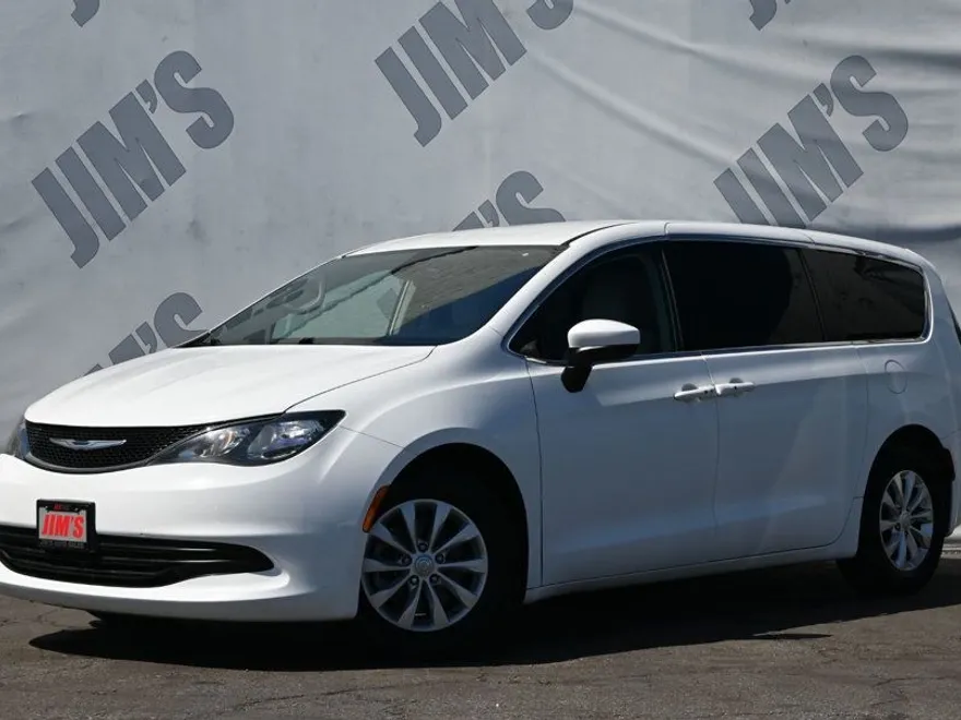 2017 Chrysler Pacifica Touring photo 1