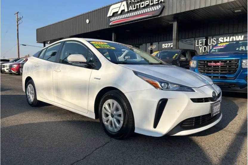2019 Toyota Prius XLE photo 1