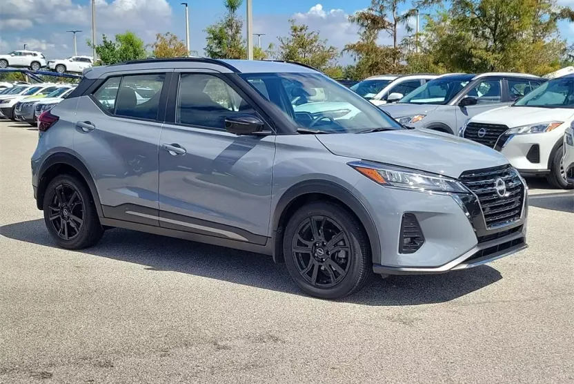 2024 Nissan Kicks SR photo 1