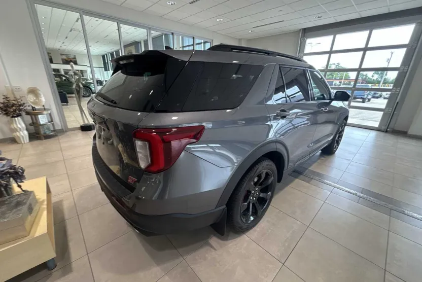 2022 Ford Explorer ST photo 1