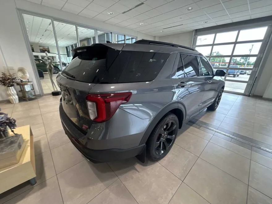 2022 Ford Explorer ST photo 1