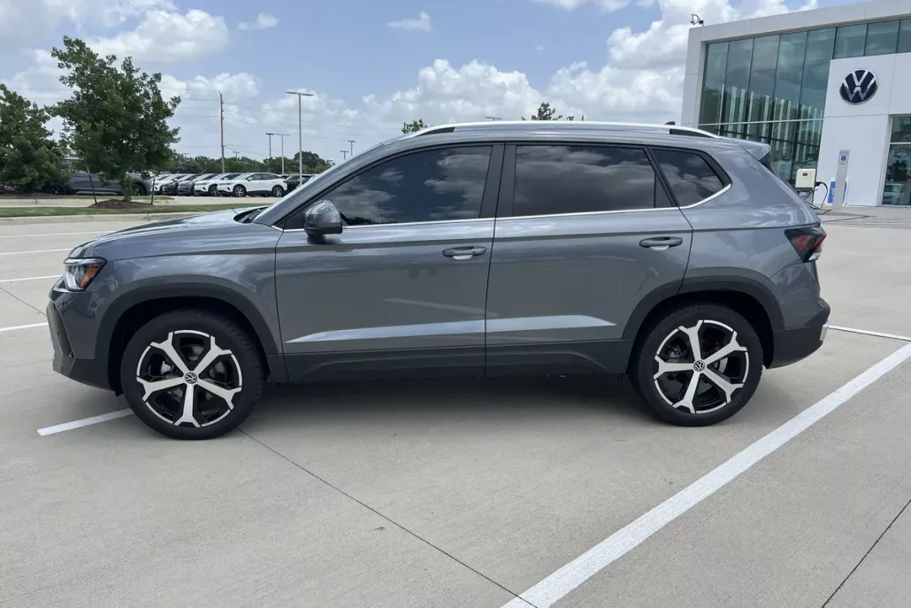 2025 Volkswagen Taos SEL photo 1