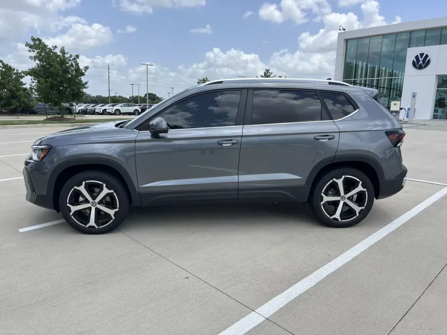 2025 Volkswagen Taos SEL photo 1