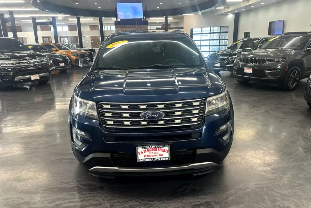 2017 Ford Explorer XLT photo 1