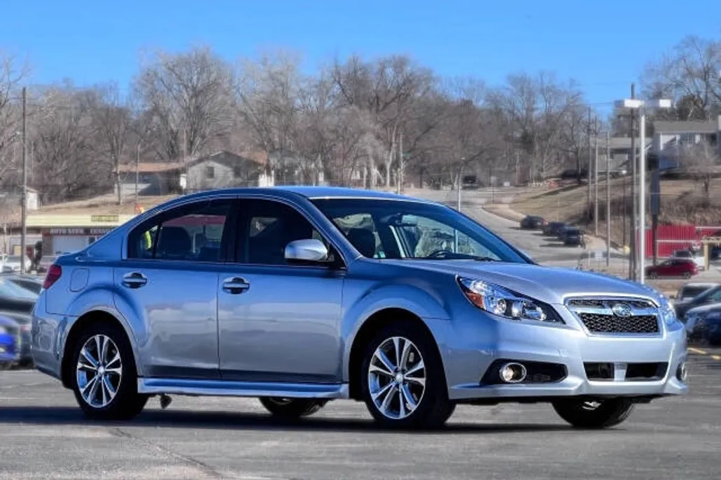 2013 Subaru Legacy 2.5i Limited photo 1